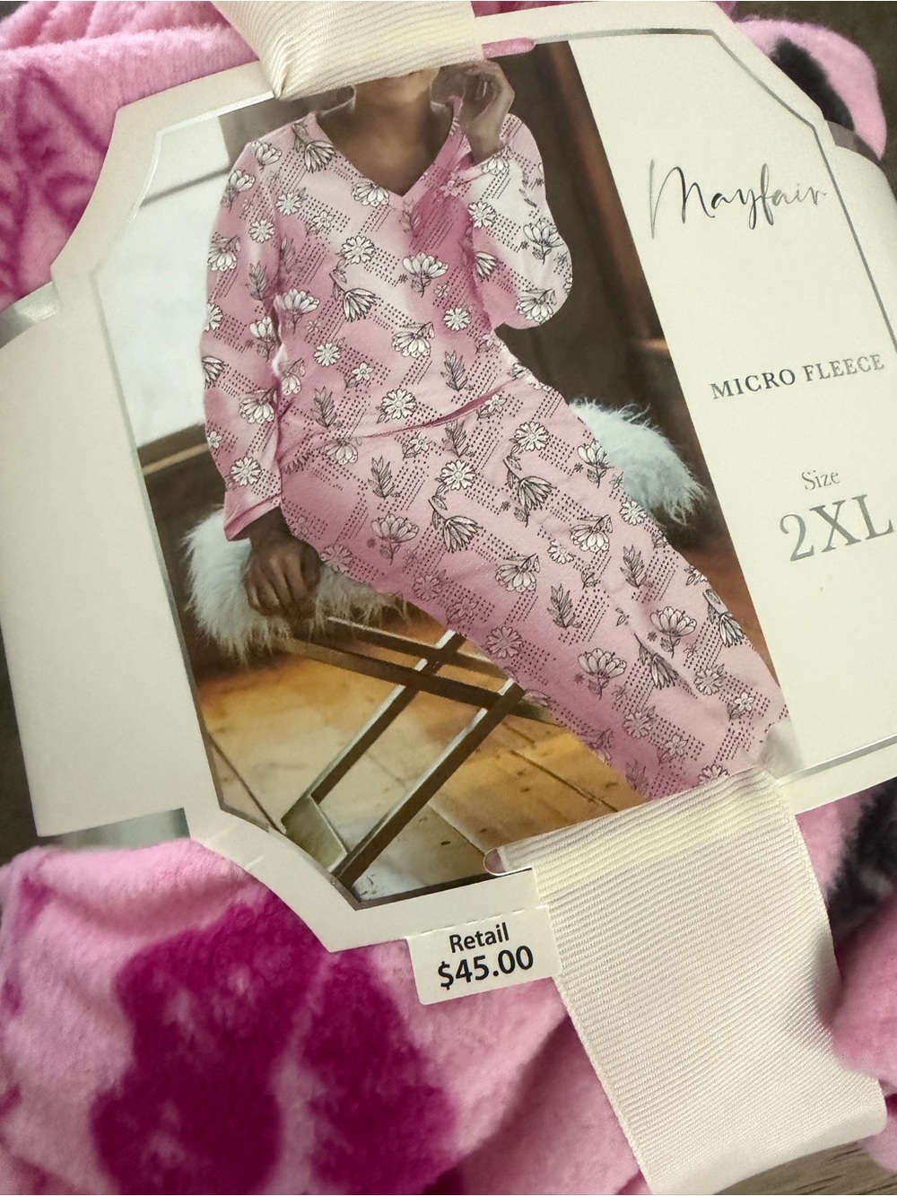 Mayfair Micro fleece Cozy lips -Print V-Neck Pajama Set - pink - Picture 7 of 7